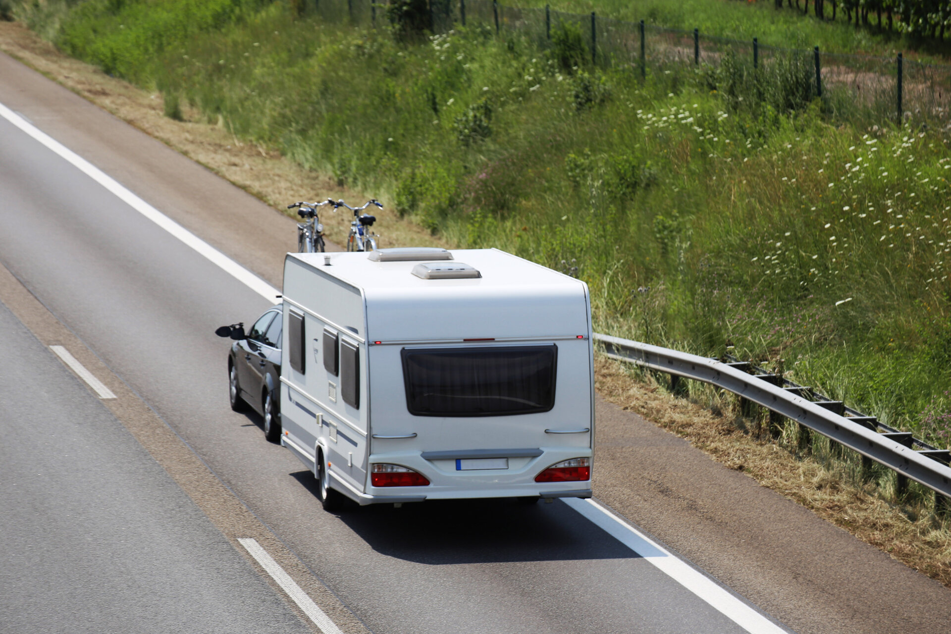 PKW mit Anhänger auf der Autobahn